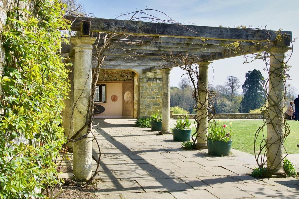 Stijlvolle overkapping in Rijssen met gezellige loungeset en sfeervolle verlichting voor comfortabel buitenleven