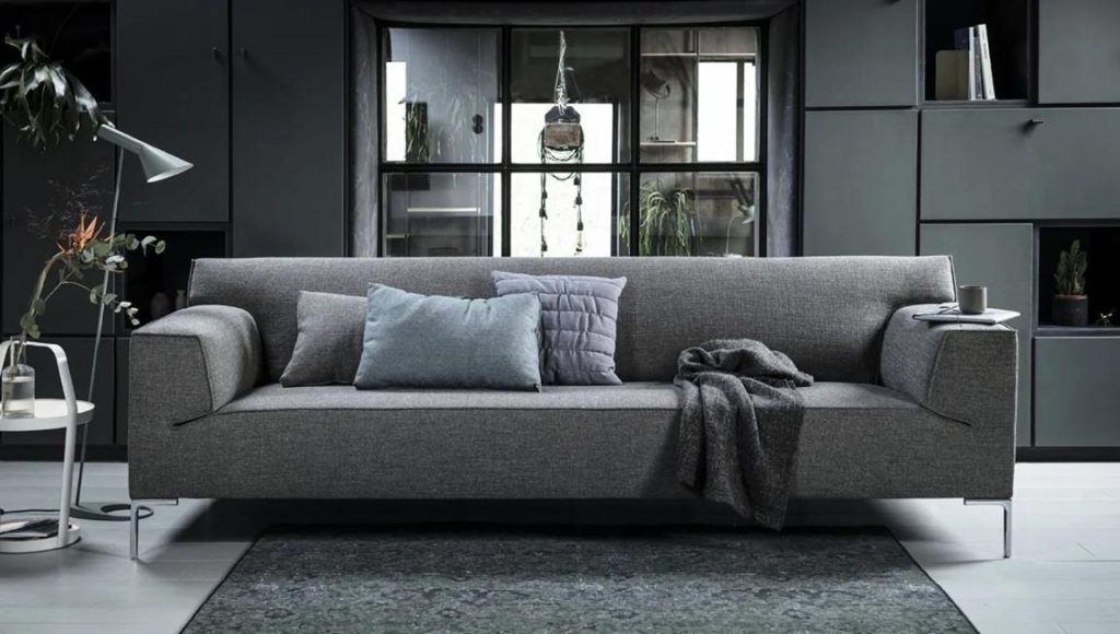 Modern bankstel met minimalistisch design in neutrale kleuren, onderdeel van de nieuwste meubeltrends