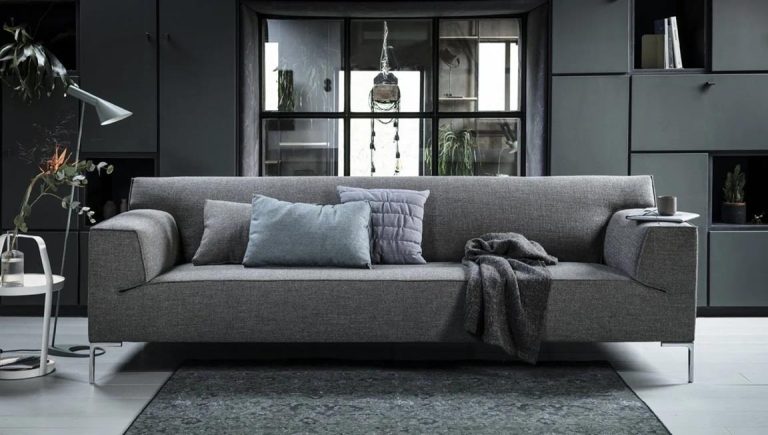 Modern bankstel met minimalistisch design in neutrale kleuren, onderdeel van de nieuwste meubeltrends