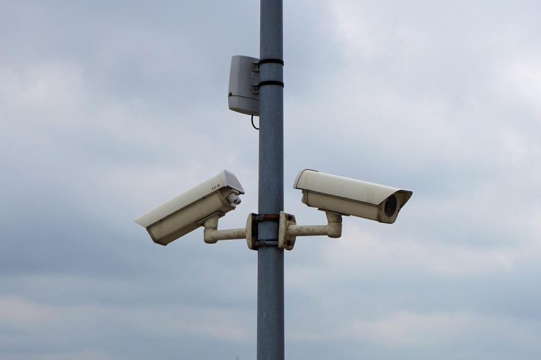 Professionele beveiliger voert dagelijkse controle uit voor veiligheid met menselijk gezicht op kantoorlocatie