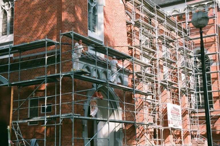 Overzicht op werkvloer met slimme logistieke basis voor efficiënt terreinwerk op bouwlocatie