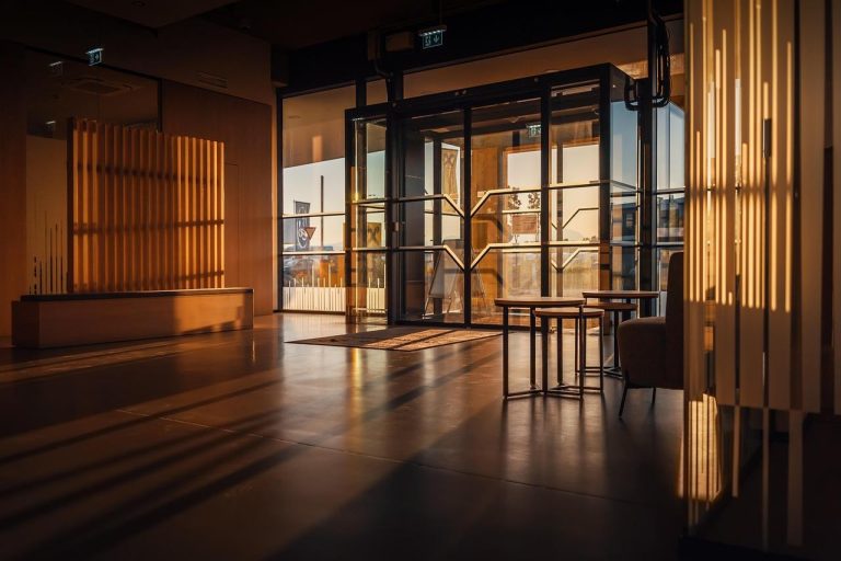 Voordelige metamorfose van bedrijfspand met meubelfolie - professioneel interieur met moderne uitstraling zonder verbouwing