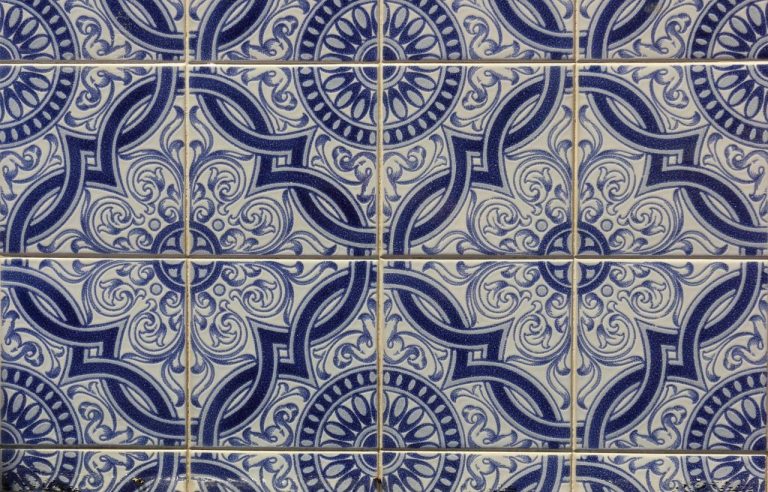 Voorbeelden van blauwe wandtegels in verschillende tinten en afwerkingen voor badkamer en keuken